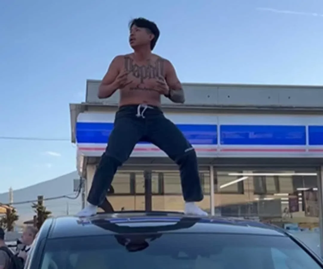 รถทัวร์จอดถล่ม! "แจ็กแปปโฮ" ถอดเสื้อเต้นหน้า "Lawson" วิวภูเขาไฟฟูจิ กลายเป็นดราม่าลุกลามทั้งไทย–ญี่ปุ่น