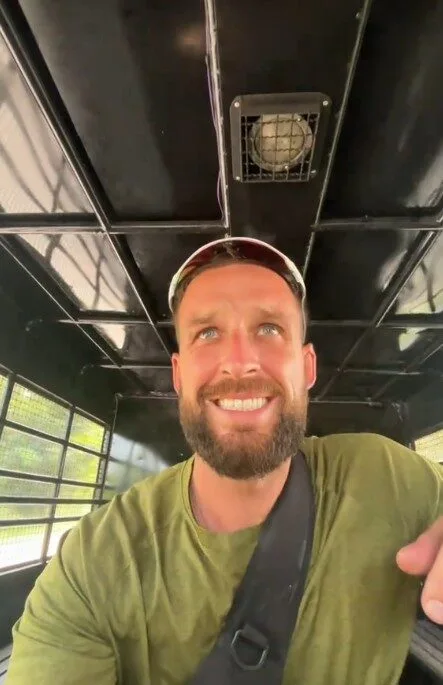 มิติใหม่แห่งการโบกรถ! นักท่องเที่ยวต่างชาติโบกรถเที่ยว แต่กลับได้รถตม. ไปส่งถึงที่หมาย