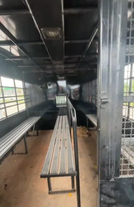 มิติใหม่แห่งการโบกรถ! นักท่องเที่ยวต่างชาติโบกรถเที่ยว แต่กลับได้รถตม. ไปส่งถึงที่หมาย