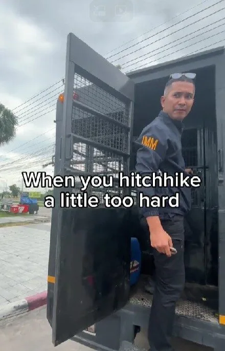 มิติใหม่แห่งการโบกรถ! นักท่องเที่ยวต่างชาติโบกรถเที่ยว แต่กลับได้รถตม. ไปส่งถึงที่หมาย