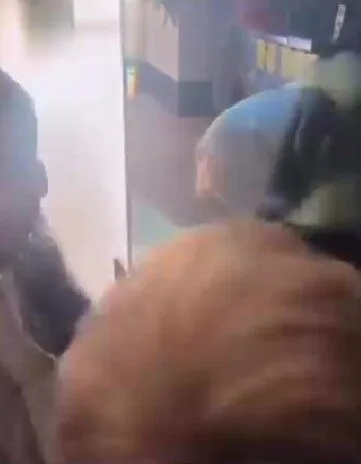 เจ้าปลาในตู้สุดจะทนเด็กขี้แกล้ง เลยทำหน้าล้อเลียนใส่ ทำเอาเด็กน้อยถึงกับผวา!