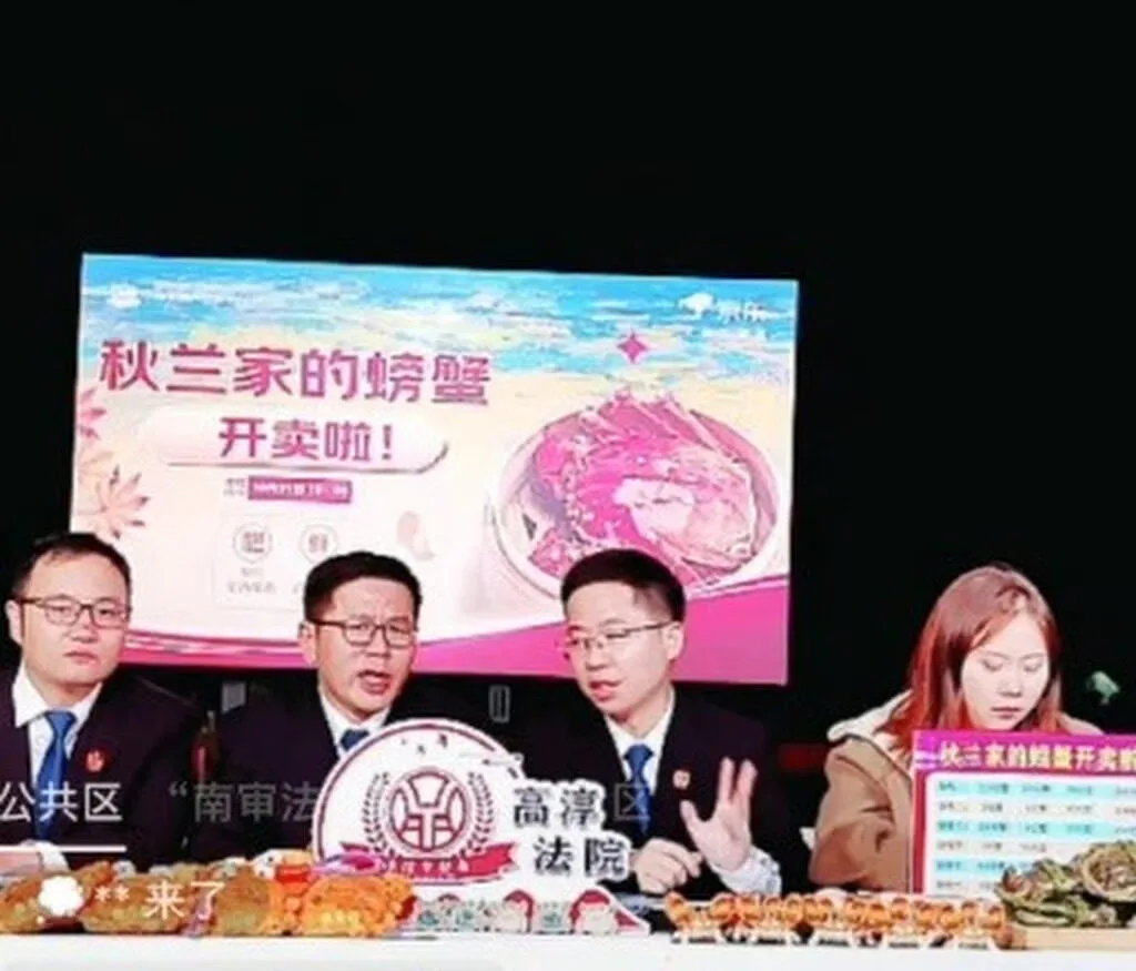 มิติใหม่วงการกฎหมาย! ผู้พิพากษาจีนไลฟ์สดขายปู ช่วยลูกหนี้ปลดหนี้ 8 แสนบาท