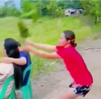 ผมยาวเป็นเหตุ! หนุ่มเซอร์ถูกภรรยาเพื่อนใช้กิ่งไม้ตี เพราะเข้าใจผิดว่าเป็น "เมียน้อย"