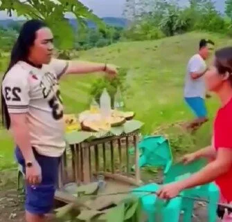 ผมยาวเป็นเหตุ! หนุ่มเซอร์ถูกภรรยาเพื่อนใช้กิ่งไม้ตี เพราะเข้าใจผิดว่าเป็น "เมียน้อย"