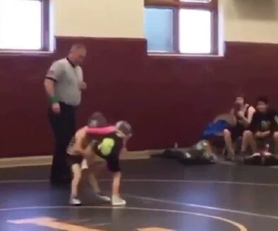 หนูน้อยนักมวยปล้ำหญิงกำลังเสียเปรียบ ก่อนพี่ชายรีบพุ่งเข้ามาช่วยกลางสนาม เกิดเป็นโมเมนต์สุดอบอุ่นที่ทำให้หัวใจของชาวเน็ตละลายทั้งโซเชียล