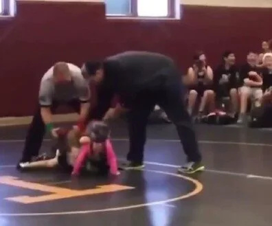 หนูน้อยนักมวยปล้ำหญิงกำลังเสียเปรียบ ก่อนพี่ชายรีบพุ่งเข้ามาช่วยกลางสนาม เกิดเป็นโมเมนต์สุดอบอุ่นที่ทำให้หัวใจของชาวเน็ตละลายทั้งโซเชียล