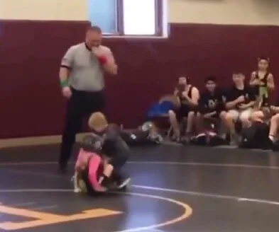 หนูน้อยนักมวยปล้ำหญิงกำลังเสียเปรียบ ก่อนพี่ชายรีบพุ่งเข้ามาช่วยกลางสนาม เกิดเป็นโมเมนต์สุดอบอุ่นที่ทำให้หัวใจของชาวเน็ตละลายทั้งโซเชียล