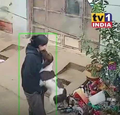 เผยคลิปน้องหมาพุ่งจูจุ๊บหญิงสาวแปลกหน้า ทำเอานุดเขินตัวเป็นเกรียวจนกลายเป็นไวรัล!