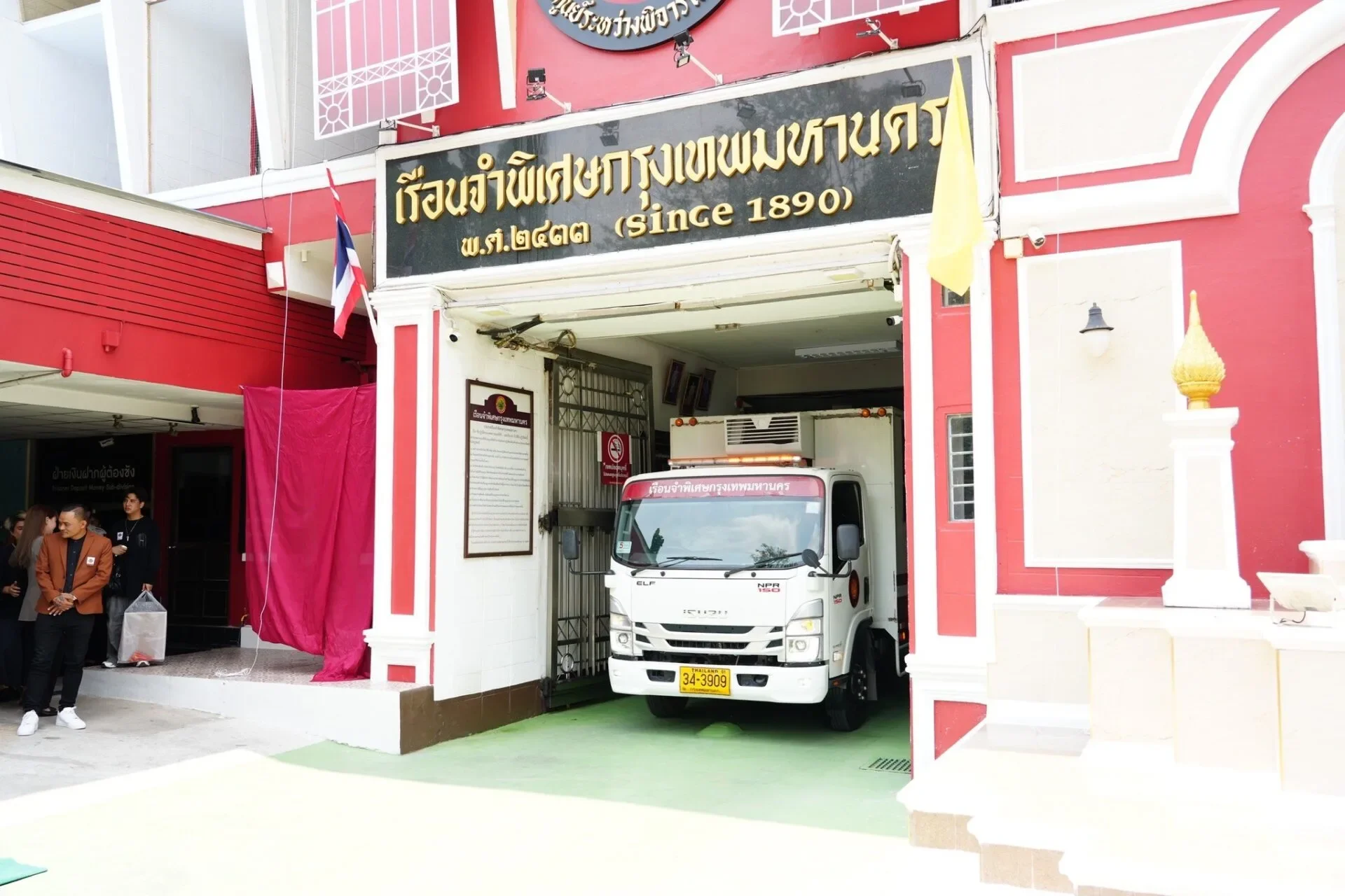 เด้ง! ผอ. เรือนจำกลางคดีสิทธิพิเศษนักโทษ VIP จีน แฉมีสาวสวยเข้าเยี่ยมประจำ