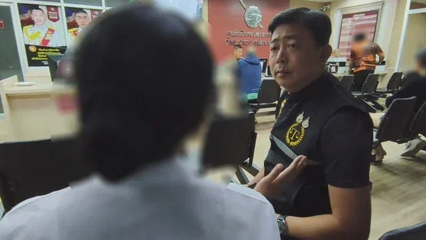 ครูหนุ่มเซอร์ไพรส์วันรับปริญญาแฟนสาว "ใส่ชุดตำรวจยศพันเอก" แต่ดันโดนจับ! ข้อหาแต่งกายเลียนแบบเจ้าหน้าที่