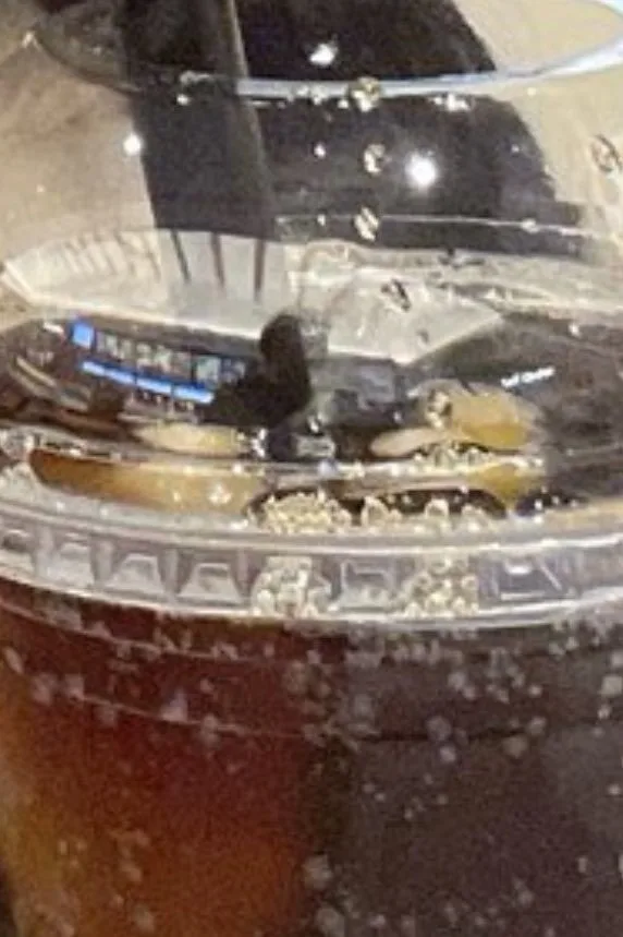 ไอดอลสาวญี่ปุ่นถูกไล่ออกจากวง หลังแฟนคลับตาดีเห็นเงาแฟนหนุ่มบนแก้วน้ำ จุดชนวนดราม่าเรื่อง "กฎห้ามมีแฟน" ในวงการไอดอลญี่ปุ่นอีกครั้ง