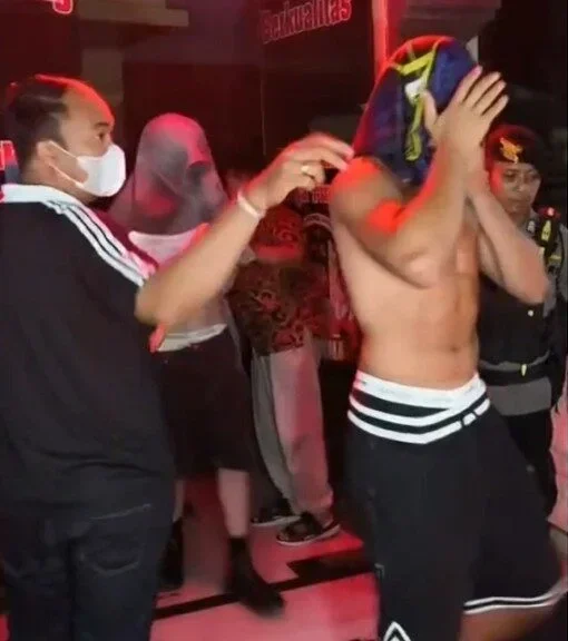 "บอนนี่ บลู (Bonnie Blue)" ดาว "OnlyFans" โดนรวบในอินโดนีเซีย หลังพยายามถ่ายคอนเทนต์ 18+ บนรถกระบะดัดแปลง "Bangbus"