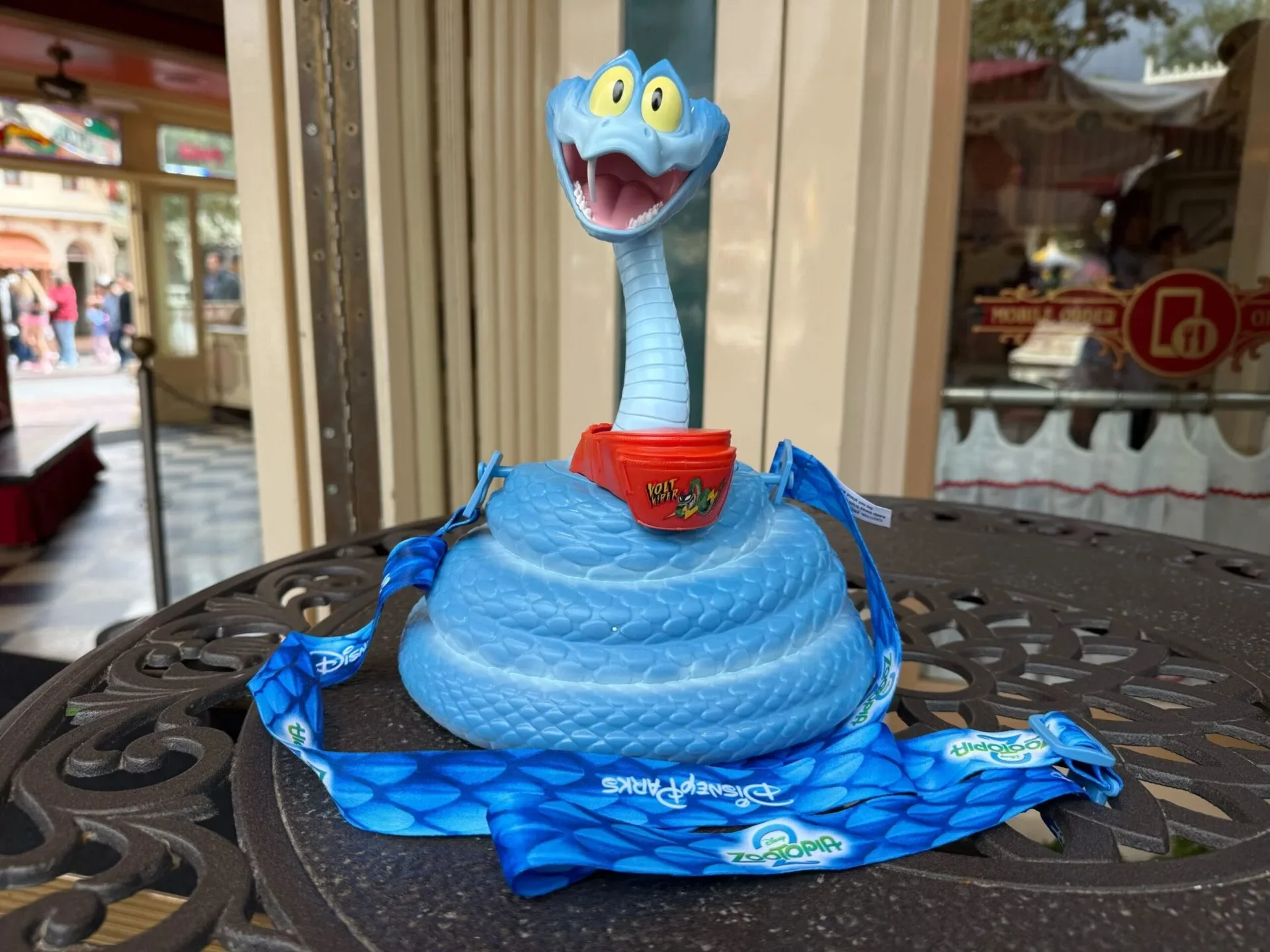 "Zootopia 2" ฟีเวอร์! วัยรุ่นจีนแห่ซื้อ "งูพิษสีฟ้า" มาเลี้ยงจริง หลังหลงเสน่ห์ "เจ้างูพิษแกรี่ (Gary De’Snake)"