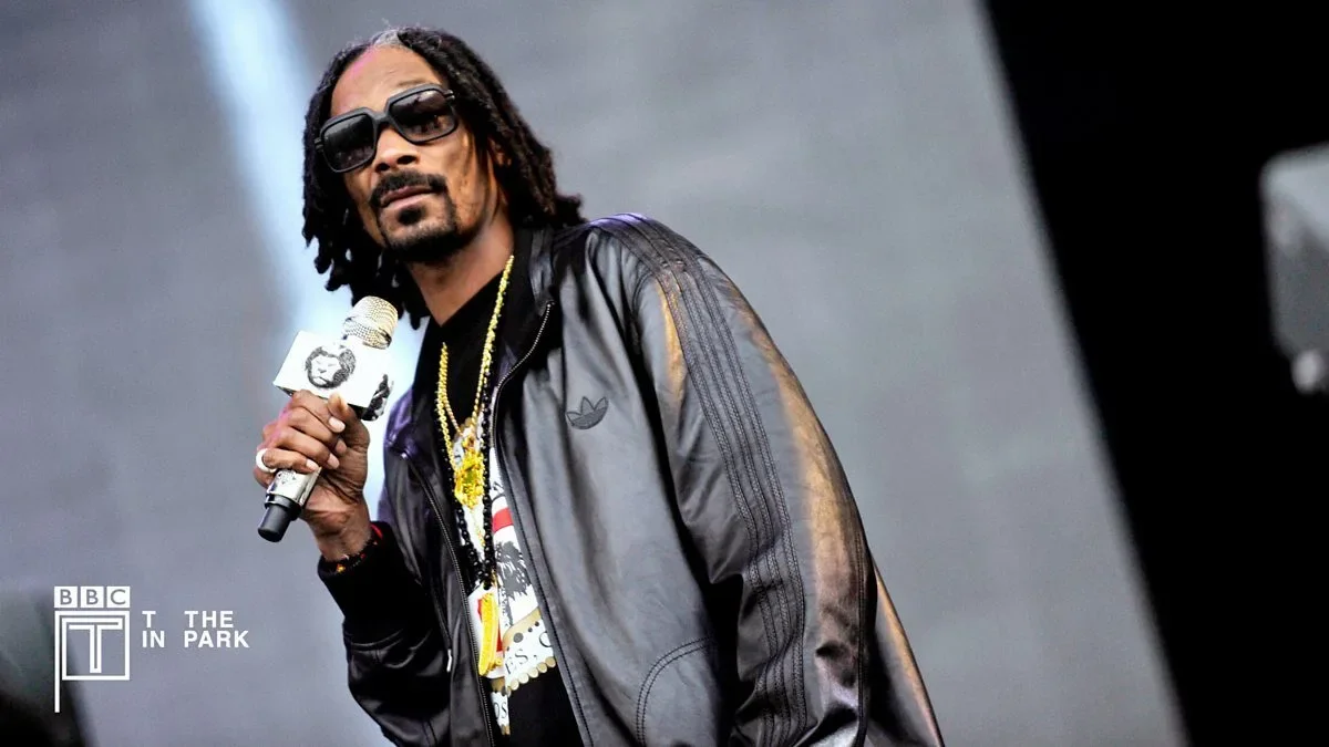 ชาวเน็ตไทยแห่คอมเมนต์แซวสนั่น! "สนูป ด็อกก์ (Snoop Dogg)" สร้างภาพนั่งรถตุ๊กตุ๊กในเยาวราชด้วย AI มี "เอ็มมิเน็ม (Eminem)" นั่งข้าง - "50 Cent" เป็นคนขับ