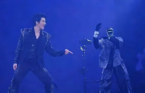 "หวังลี่หง (Wang Leehom)" พกแดนเซอร์หุ่นยนต์ขึ้นเวทีโชว์การแสดงสุดล้ำ เป๊ะจนแดนเซอร์จริงต้องยกมือคารวะ