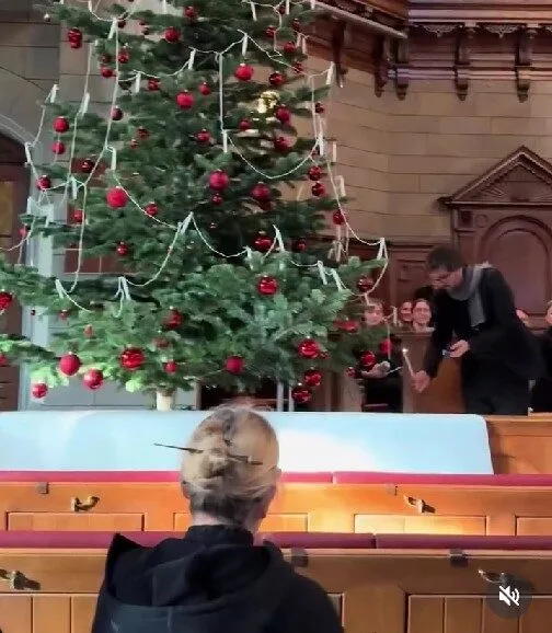 โบสถ์ในสวิตเซอร์แลนด์จุดเทียนบนต้นคริสต์มาส สืบทอดประเพณีโบราณยาวนานกว่า 100 ปี