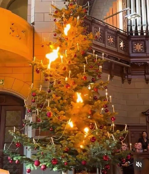 โบสถ์ในสวิตเซอร์แลนด์จุดเทียนบนต้นคริสต์มาส สืบทอดประเพณีโบราณยาวนานกว่า 100 ปี