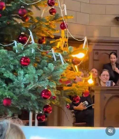 โบสถ์ในสวิตเซอร์แลนด์จุดเทียนบนต้นคริสต์มาส สืบทอดประเพณีโบราณยาวนานกว่า 100 ปี