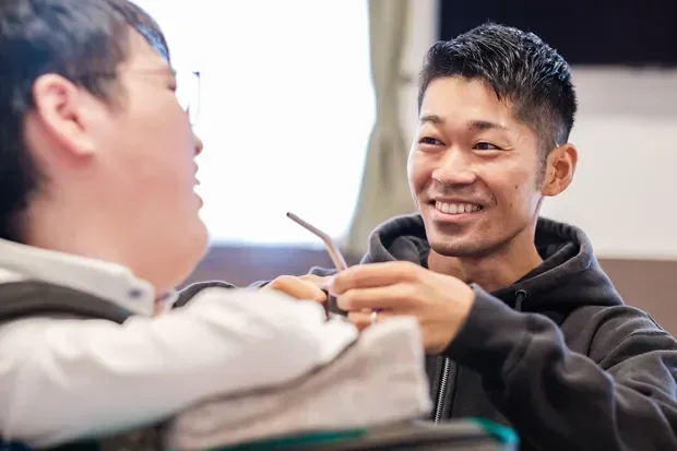 สถานดูแลผู้สูงอายุในญี่ปุ่นจ้าง &Quot;นักเพาะกายหนุ่ม&Quot; เป็น &Quot;ผู้ดูแล&Quot; ทางออกใหม่บรรเทาปัญหาขาดแคลนบุคลากร