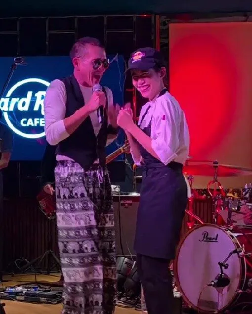เพราะทุกที่คือเวที! "น้อย วงพรู" บุกห้องครัว "Hard Rock Cafe" ร้องเพลงแบบใกล้ชิด ก่อนควงน้องพนักงานขึ้นเวที เรียกเสียงกรี๊ดลั่นร้านจนโซเชียลแตก