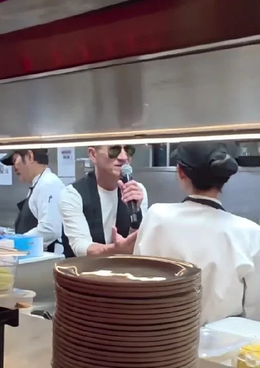 เพราะทุกที่คือเวที! "น้อย วงพรู" บุกห้องครัว "Hard Rock Cafe" ร้องเพลงแบบใกล้ชิด ก่อนควงน้องพนักงานขึ้นเวที เรียกเสียงกรี๊ดลั่นร้านจนโซเชียลแตก