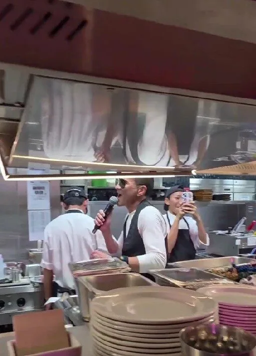 เพราะทุกที่คือเวที! "น้อย วงพรู" บุกห้องครัว "Hard Rock Cafe" ร้องเพลงแบบใกล้ชิด ก่อนควงน้องพนักงานขึ้นเวที เรียกเสียงกรี๊ดลั่นร้านจนโซเชียลแตก