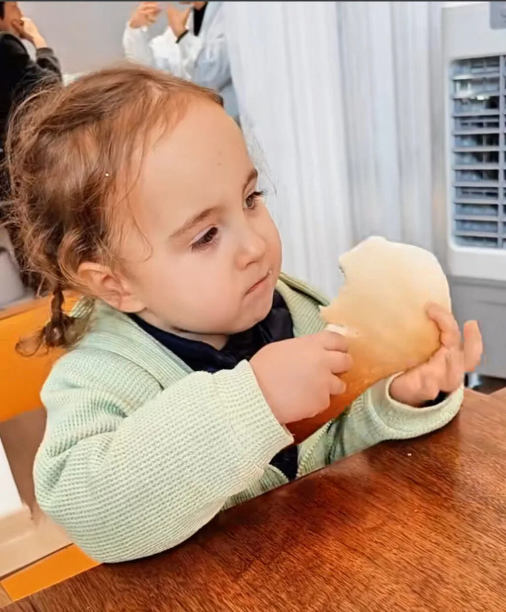 พ่อแม่ชาวจีนคลอดลูกตาสีฟ้าผมทอง ตรวจ DNA ยืนยันเป็นลูกแท้ 100% พบสืบเชื้อสายมาจากชาวสลาฟ