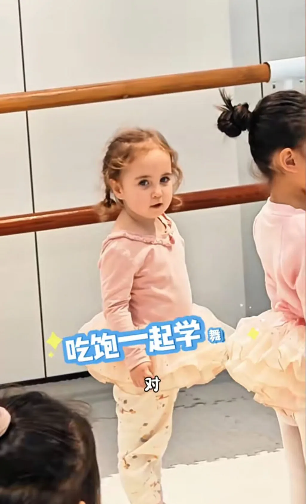 พ่อแม่ชาวจีนคลอดลูกตาสีฟ้าผมทอง ตรวจ DNA ยืนยันเป็นลูกแท้ 100% พบสืบเชื้อสายมาจากชาวสลาฟ