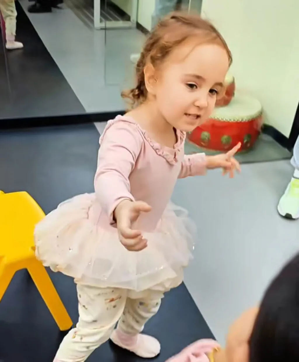 พ่อแม่ชาวจีนคลอดลูกตาสีฟ้าผมทอง ตรวจ DNA ยืนยันเป็นลูกแท้ 100% พบสืบเชื้อสายมาจากชาวสลาฟ