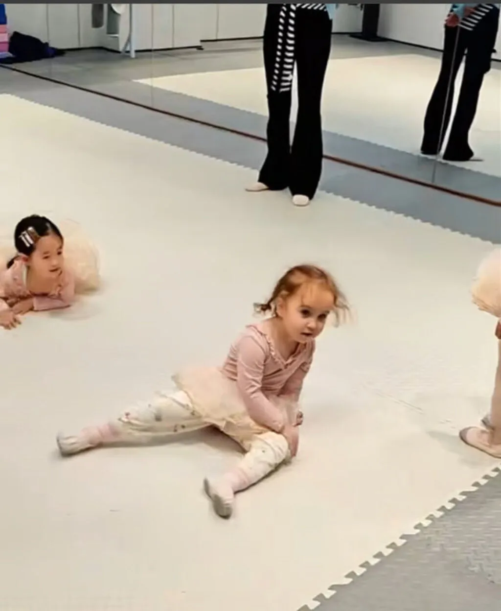 พ่อแม่ชาวจีนคลอดลูกตาสีฟ้าผมทอง ตรวจ DNA ยืนยันเป็นลูกแท้ 100% พบสืบเชื้อสายมาจากชาวสลาฟ