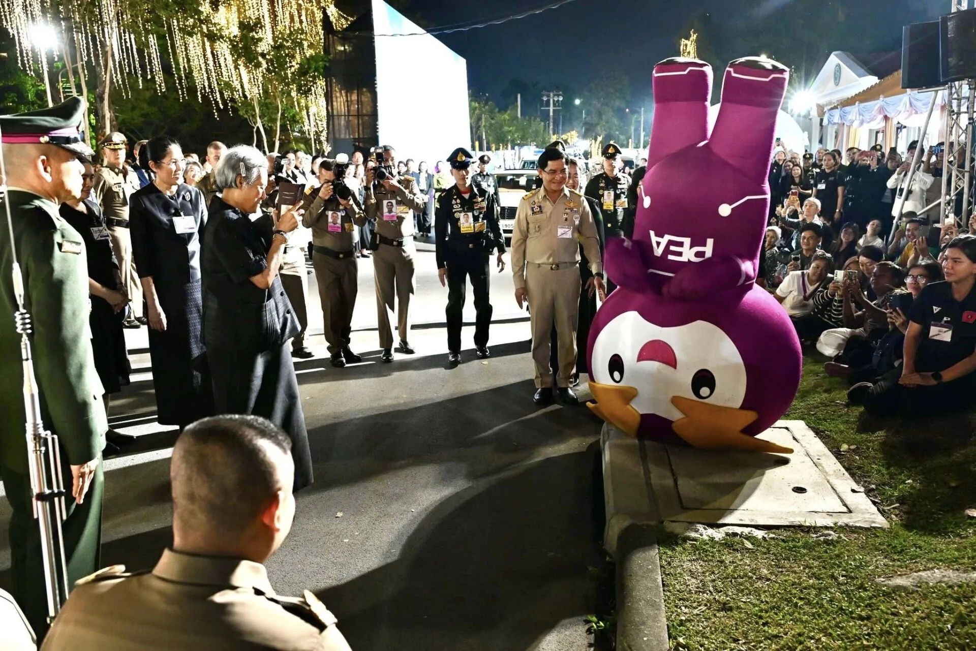 ควรมิควรแล้วแต่จะโปรด! มาสคอต "PEA" โชว์อึ้ง ตีลังกาขาชี้ฟ้ารับเสด็จ กลายเป็นไวรัลสนั่นโซเชียล