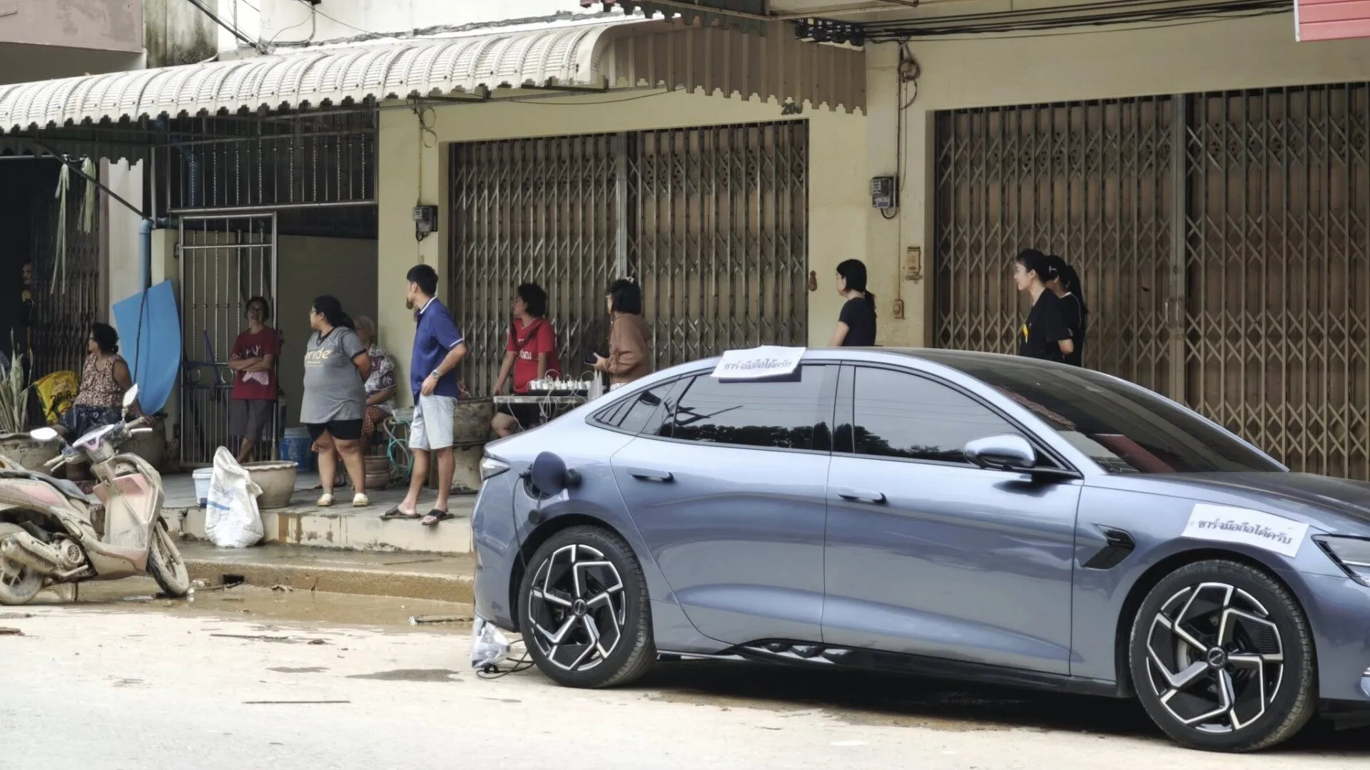 น้ำใจคนไทยไม่เคยขาด! หนุ่มหาดใหญ่เจ้าของรถ EV ใจดีจอดรถให้ผู้ประสบภัยน้ำท่วมชาร์จแบตมือถือ