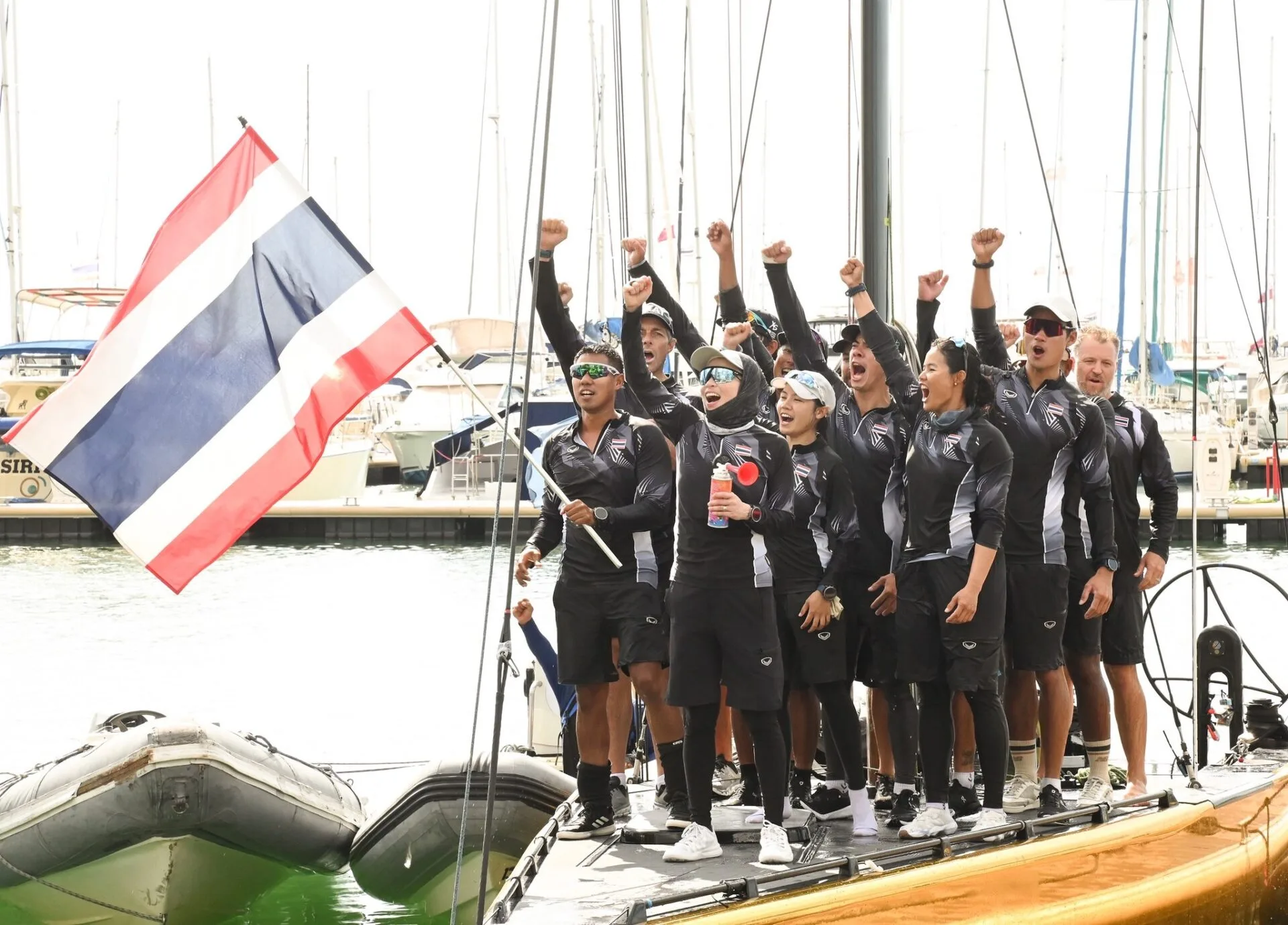 ทรงพระปรีชาสามารถ! "สมเด็จพระนางเจ้าสุทิดา พัชรสุธาพิมลลักษณ พระบรมราชินี" ทรงนำทัพเรือใบไทยคว้าเหรียญทอง ซีเกมส์ ครั้งที่ 33 อย่างยิ่งใหญ่