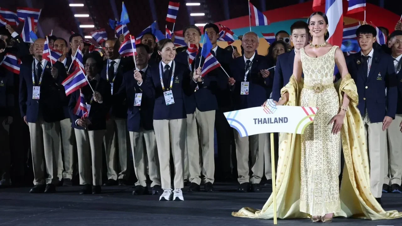 พสกนิกรปลื้มปิติทั้งประเทศ! "สมเด็จพระนางเจ้าสุทิดา พัชรสุธาพิมลลักษณ พระบรมราชินี" ถือธงชาติไทยนำขบวนนักกีฬาทีมชาติเข้าสนามในพิธีเปิดกีฬาซีเกมส์ ครั้งที่ 33