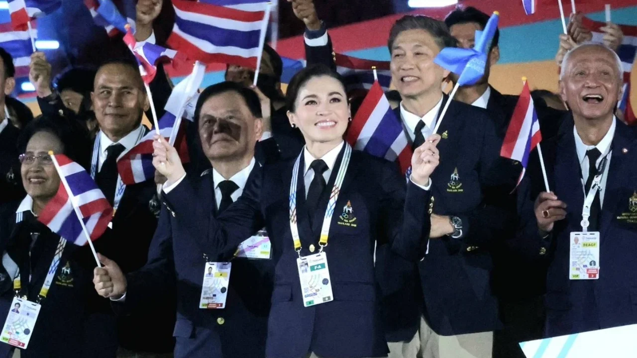 พสกนิกรปลื้มปิติทั้งประเทศ! "สมเด็จพระนางเจ้าสุทิดา พัชรสุธาพิมลลักษณ พระบรมราชินี" ถือธงชาติไทยนำขบวนนักกีฬาทีมชาติเข้าสนามในพิธีเปิดกีฬาซีเกมส์ ครั้งที่ 33