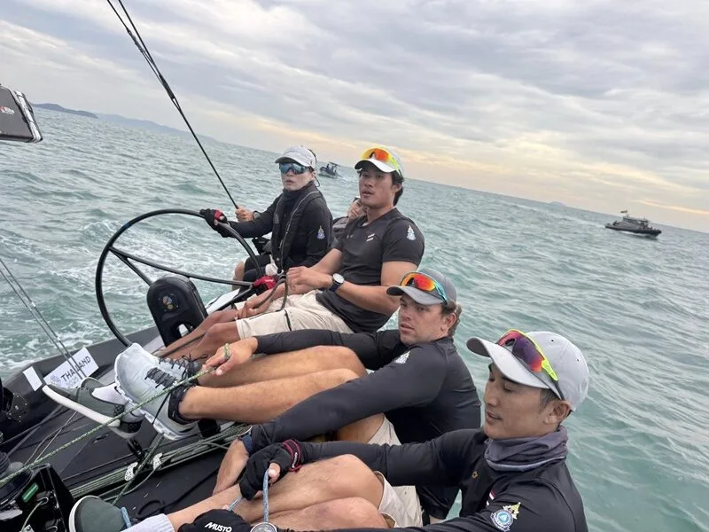 พสกนิกรปลื้มปิติทั้งประเทศ! "สมเด็จพระนางเจ้าสุทิดา พัชรสุธาพิมลลักษณ พระบรมราชินี" ถือธงชาติไทยนำขบวนนักกีฬาทีมชาติเข้าสนามในพิธีเปิดกีฬาซีเกมส์ ครั้งที่ 33