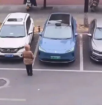 สาวยืนจองที่จอดรถให้เพื่อน แต่หนุ่มเจ้าของรถมาเหนือ ให้เทคโนโลยีไร้คนขับจัดการ กลายเป็นไวรัลโซเชียล