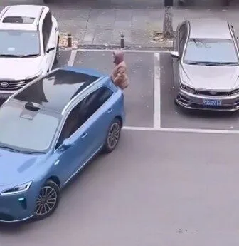 สาวยืนจองที่จอดรถให้เพื่อน แต่หนุ่มเจ้าของรถมาเหนือ ให้เทคโนโลยีไร้คนขับจัดการ กลายเป็นไวรัลโซเชียล