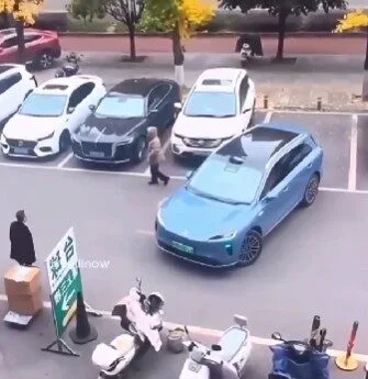 สาวยืนจองที่จอดรถให้เพื่อน แต่หนุ่มเจ้าของรถมาเหนือ ให้เทคโนโลยีไร้คนขับจัดการ กลายเป็นไวรัลโซเชียล