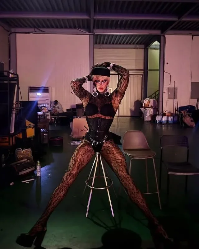 พาส่องหน้าจริงหลังเมคอัปของแดรกควีน "Nana" บนเวที "2025 SBS Gayo Daejeon" ที่ฮอตจนเป็นไวรัล!