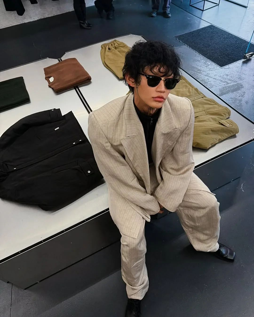 พาส่องหน้าจริงหลังเมคอัปของแดรกควีน "Nana" บนเวที "2025 SBS Gayo Daejeon" ที่ฮอตจนเป็นไวรัล!