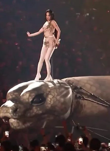 "โจลิน ไช่ (Jolin Tsai)" ราชินี C-Pop กลายเป็นไวรัล หลังยืนร้องเพลงบนงูหลามยักษ์ยาว 30 เมตร ในคอนเสิร์ตล่าสุด